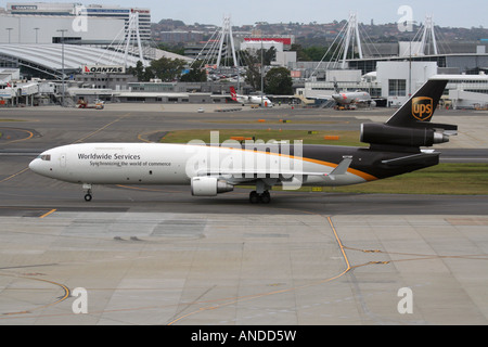 Weltweit Fracht Lieferung über den gewerblichen Luftverkehr. UPS MD-11F Flugzeug am Flughafen Sydney, Australien Rollens Stockfoto