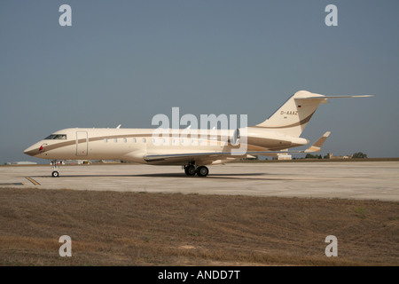 Bombardier Global Express Großflugzeug für Geschäftsreiseflugzeuge, das auf dem Boden abgestellt wurde. Stockfoto