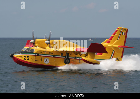 Eine italienische Bombardier 415 (Canadair CL-415) waterbomber Wasserflugzeug überfliegen das Meer Stockfoto