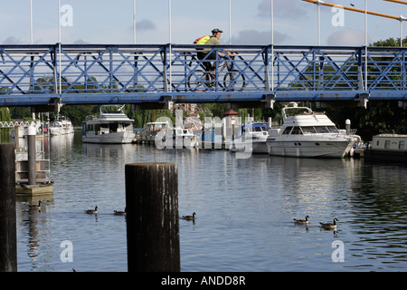 Brücke über die Themse bei Teddington SW London Stockfoto