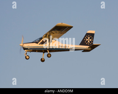 Tecnam P92-J Echo einmotorige leichte private Propeller Flugzeuge in der Luft bei Sonnenuntergang Stockfoto