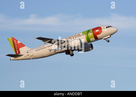 TAP Air Portugal Airbus A320 Abfahrt bei Sonnenuntergang Stockfoto