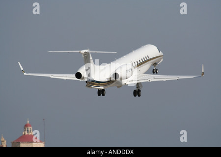 Embraer Legacy Privatjet beim Start. Rückansicht. Stockfoto