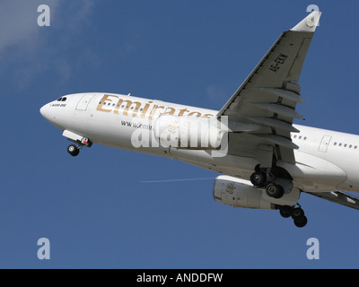 Emirates Airbus A330-200 am Start, mit Landeklappen teilweise erweitert und Fahrwerk einfahren Stockfoto