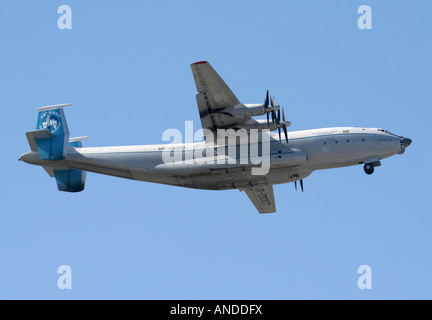 Antonov an-22 Schwerlift-Frachtflugzeug Klettern bei der Abreise Stockfoto