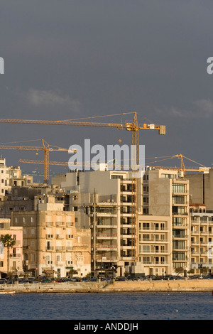 Die Bautätigkeit in Sliema, Malta. Eigenschaft Entwicklung und Wirtschaftswachstum in einer dicht bevölkerten Insel. Stockfoto