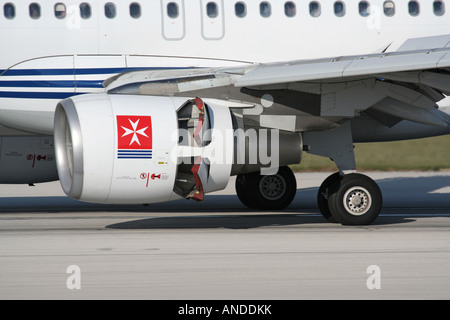 Nahaufnahme eines CFM56 Turbofan engine Maschinenhaus auf einem Air Malta Airbus A320 Flugzeug mit schubumkehr aktiviert Stockfoto