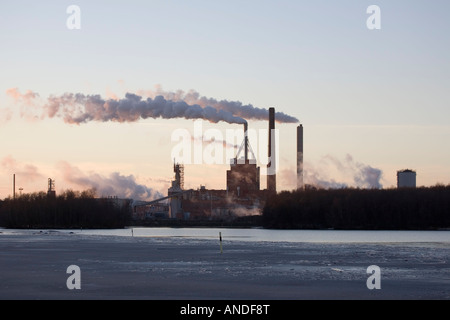 Rauchen Sie, wogenden aus einer Zellstoff und Papier Fabrik Oulu Finnland Stockfoto