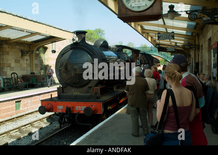 Passagiere warten auf dem Dampfzug an Pickering North Yorkshire auf den North York Moors railway Stockfoto