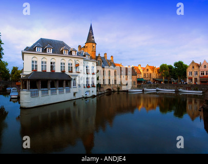 Belgien Flandern Brugge Brügge Blick auf die Groenerei (Mitte) und der Rozenhoedkaai (rechts). Stockfoto