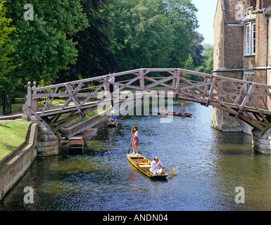 Die Mathematical Bridge und Kähne auf dem Fluss Cam im Queens College Cambridge University Cambridge England Stockfoto