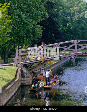 Die Mathematical Bridge und Kähne auf dem Fluss Cam im Queens College Cambridge University Cambridge England Stockfoto