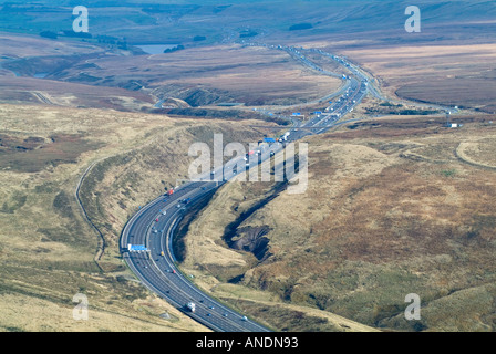 M62 Transpennine Autobahn Luftbild. der Gipfel, auf halbem Weg zwischen Yorkshire & Lancashire, nördliche Wettsektor Stockfoto