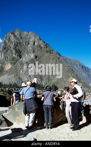 Pinkuylluna Berg- und Touristen, Ollantaytambo, Heilige Tal der Inkas, in der Nähe von Cusco, Peru Stockfoto