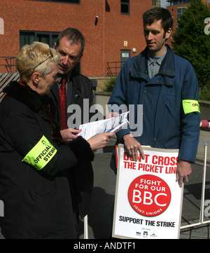 22. Mai 2004 BBC-24-Stunden-Streik Nottingham BBC Nottingham South MP Streikposten besucht und ist unterrichtete von Nottingham Rep John Barvero Stockfoto