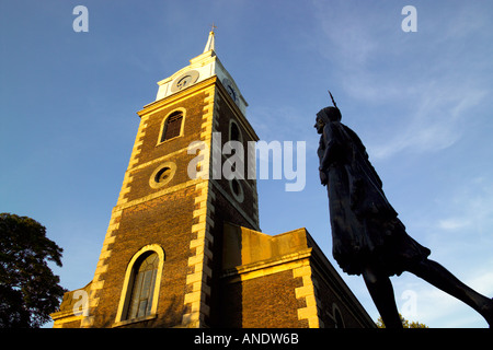 St. Georges Kirche Gravesend und die Statue von Pocahontas Stockfoto