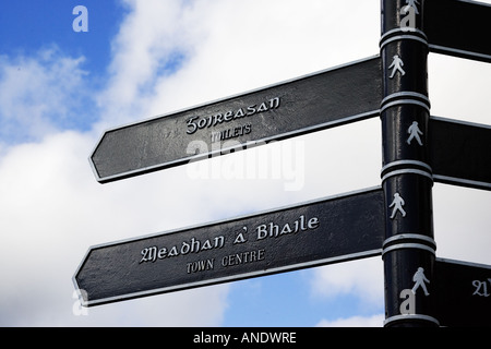Zweisprachiges Straßenschild Englisch und Schottisch-Gälisch Richtungen Stornoway äußeren Hebriden UK Stockfoto