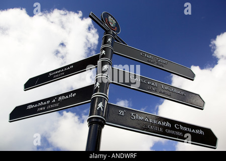 Zweisprachiges Straßenschild Englisch und Schottisch-Gälisch Richtungen Stornoway äußeren Hebriden UK Stockfoto