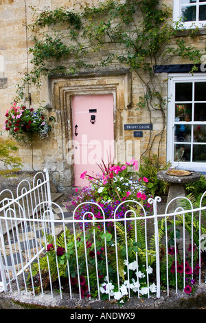 Cotswolds Cottage und eingezäunten vorne Garten Burford Oxfordshire UK Stockfoto