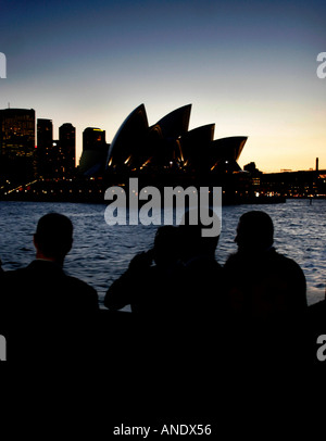 Sydney-Siders teilen einen Drink auf der Manly Fähre, wie sie nach Hause von der Arbeit in der Hafenstadt gehen Stockfoto