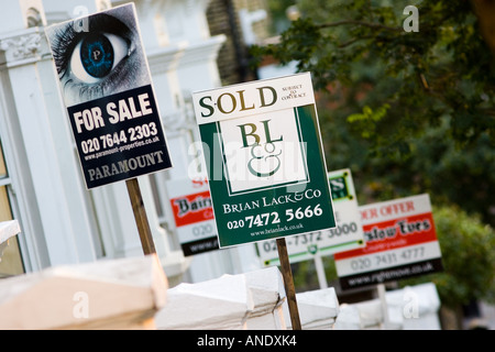 Für Verkauf und verkauft unterschreibt West Hampstead London UK Stockfoto