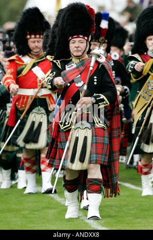 Tambourmajor leitet massed Band des schottischen Dudelsackspieler bei Braemar Games Highland Gathering Stockfoto