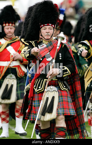 Drum Major führt massed Band des schottischen Dudelsackspieler beim Braemar Games Highland Gathering Stockfoto