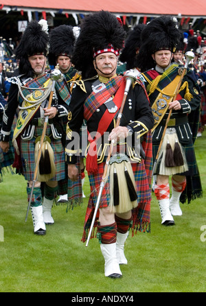 Tambourmajor leitet Band des schottischen Dudelsackspieler bei Braemar Games Highland Gathering Schottland Stockfoto