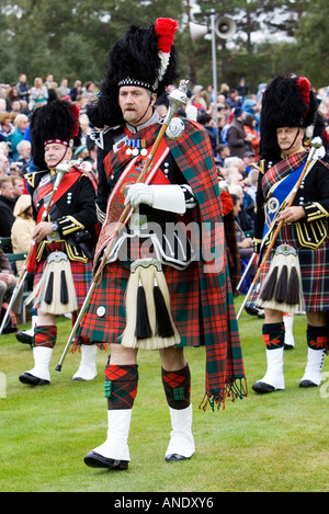 Tambourmajor leitet massed Band des schottischen Dudelsackspieler bei Braemar Games Highland Gathering Schottland Stockfoto