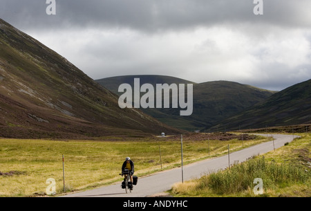 Radfahrer auf der Straße durch den Glen Clunie Hügeln und Grampian Mountains Schottland Vereinigtes Königreich Stockfoto