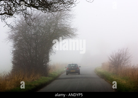 Auto auf einsamen Landstraßen Gloucestershire Vereinigtes Königreich Stockfoto