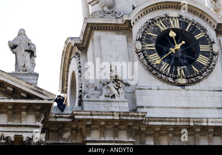 Sicherheitspolizei auf dem Dach des St Paul s Cathedral in London Vereinigtes Königreich Stockfoto