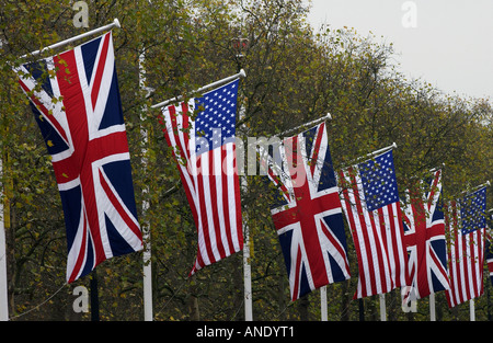 Britische und amerikanische Flaggen in der Mall für einen Staat besuchen London Vereinigtes Königreich Stockfoto
