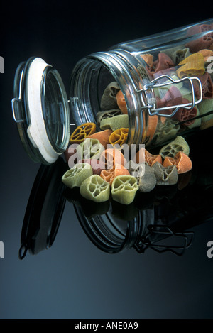 Farbige Pasta und Glas auf eine schwarze reflektierende Oberfläche Stockfoto