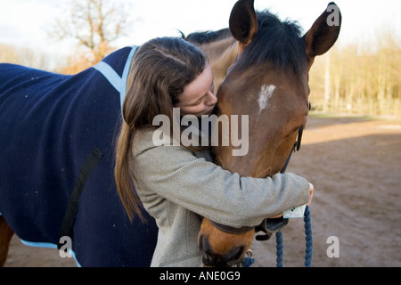 Kuss von Nachwuchsfahrer für Cleveland Bay kreuzen Thoroughbred Pferd Oxfordshire, Vereinigtes Königreich Stockfoto