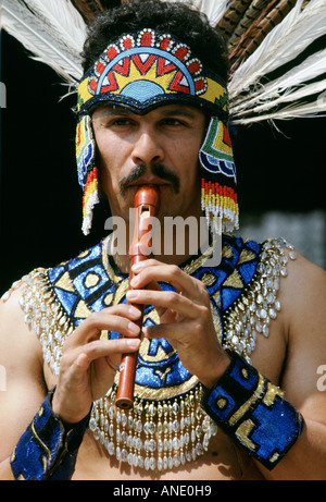 Mann im mexikanischen Azteken indischen Outfit spielt Blockflöte Vereinigte Staaten von Amerika Stockfoto