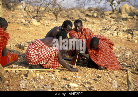 Samburu Männer machen Feuer durch Stöcke aneinander zu reiben Stockfoto