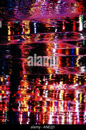 Die Lichter der Stadt reflektieren nassen Pflastersteinen Trafalgar Square London Vereinigtes Königreich Stockfoto