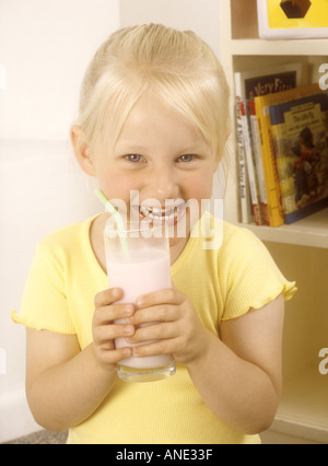 Junges Mädchen mit einem Glas Milchshake Stockfoto