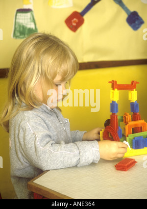 Junges Mädchen im Kindergarten spielt mit „Stickle Bricks“, Großbritannien Stockfoto