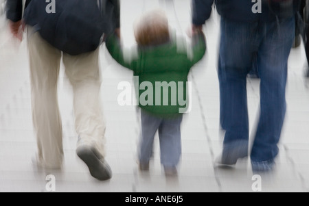 Erwachsene halten eine Kinderhand s Spaziergang durch London-England-Großbritannien Stockfoto