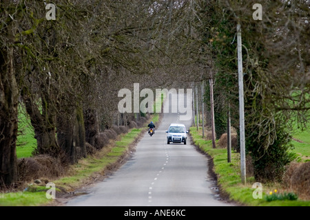 Auto und Motorrad auf einer Landstraße Staffordshire Vereinigtes Königreich Stockfoto