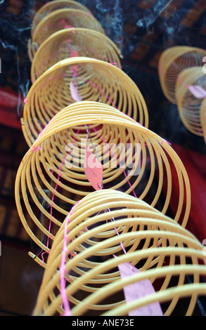 Spiralförmige Räucherstäbchen in einem chinesischen Tempel, Kuala Lumpur (Malaysia) Stockfoto