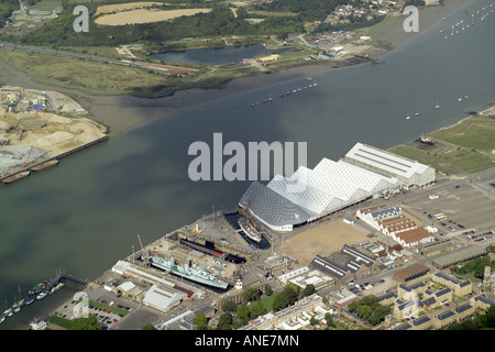 Luftbild des historischen Dockyard Chatham, am Ufer des Flusses Medway in Kent Stockfoto