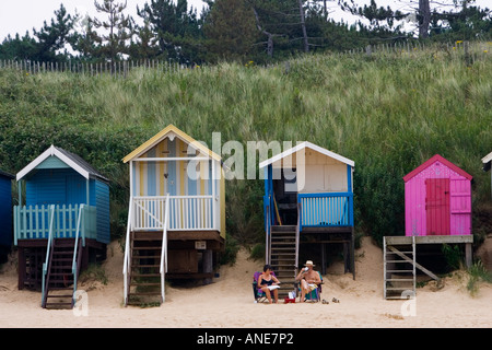 Paar sitzen ihre Strandhütte in Wells nächsten The Sea Norfolk Vereinigtes Königreich Stockfoto