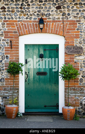 Alten Tythe Cottage Haustür bei Happisburgh Norfolk United Kingdom Stockfoto