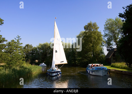 Segelboot und Fluss Kreuzer auf den Norfolk Broads Vereinigtes Königreich Stockfoto