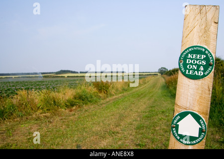 Halten Sie Hunde auf A führen Wegweiser durch eine DEFRA Erhaltung zu Fuß in der Nähe von Holkham Norfolk UK Stockfoto