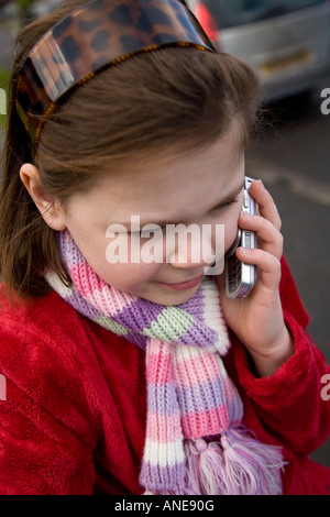 Betroffenen Mädchen telefonieren mit Handy Stockfoto