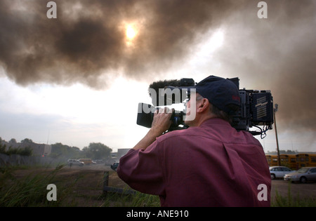 TV Kameramann Fotograf Dreharbeiten zu Feuer und Rauch Stockfoto